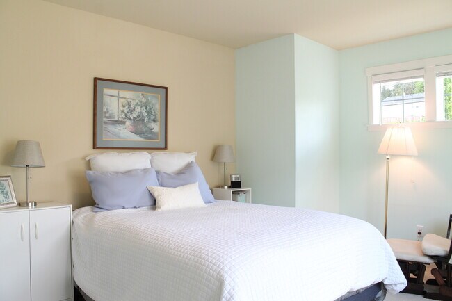 Building Photo - Beautiful DuPont 3 bedroom + Loft + Den Home