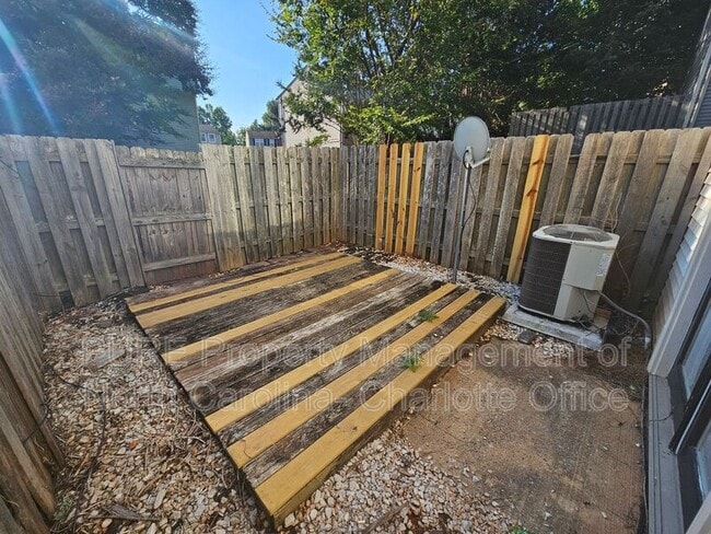 Building Photo - 9445 Lexington Cir