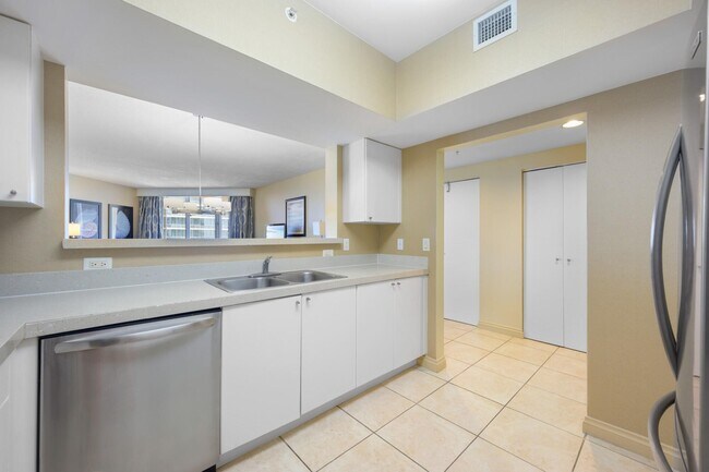 Building Photo - 17375 Collins Ave