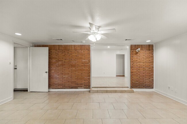 Building Photo - 2015 Wycliffe Dr