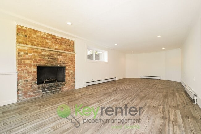 Building Photo - Versatile 5 Bedroom Retreat with Office and Outdoor Living in Burien
