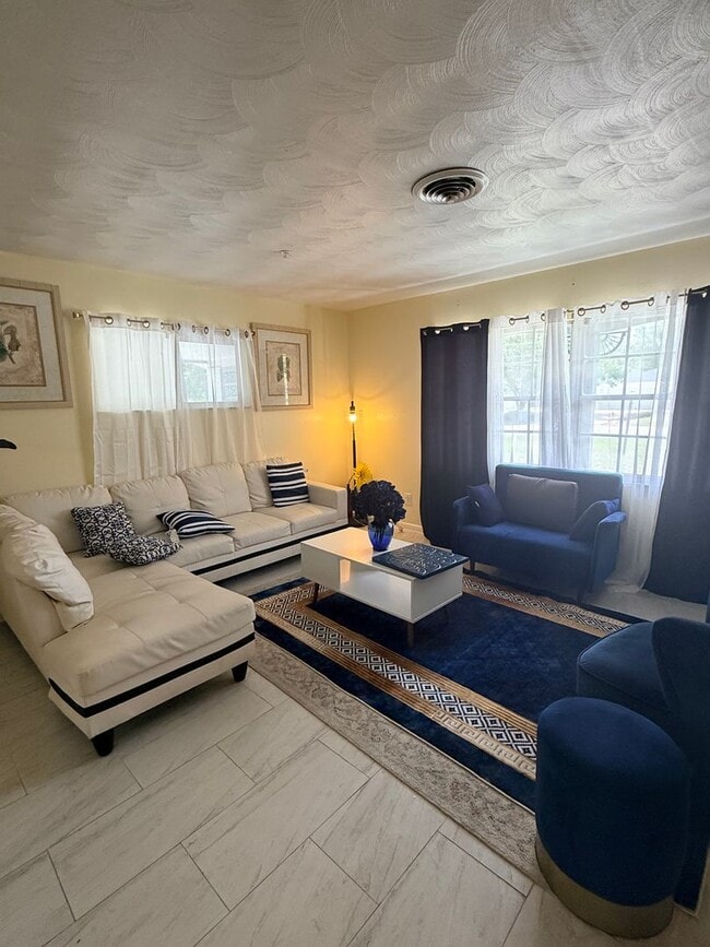 Building Photo - Beautifully Remodeled and updated Longwood beauty!  Call SHEILA C 407-687-7900