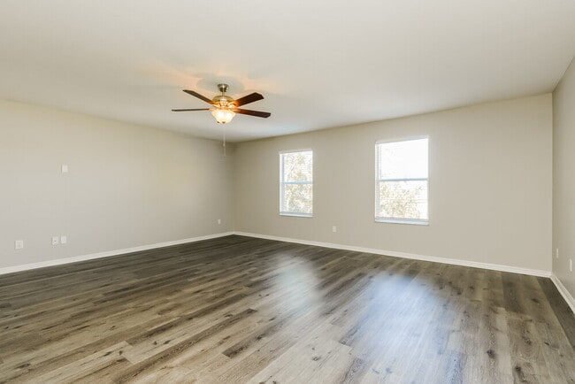 Building Photo - 1915 Crestridge Dr