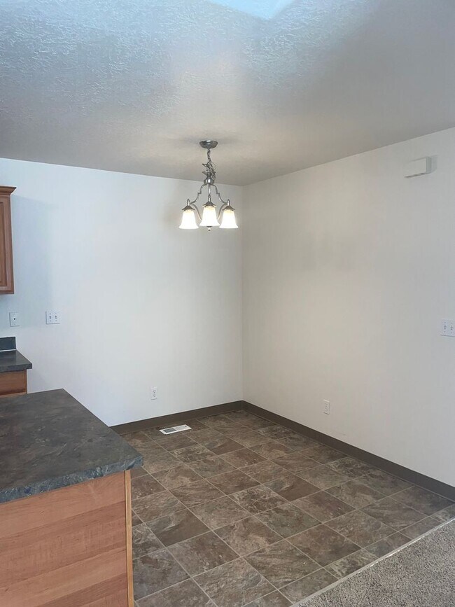Building Photo - 2 bed 2 bath + Bonus Room Duplex in Northeast Salem!
