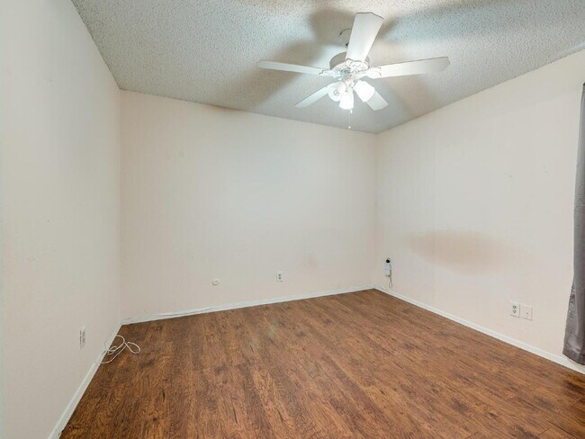 Building Photo - "Charming 3-2 Townhouse Near Shopping, Dining & Entertainment!"