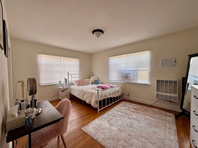 Building Photo - Prime Location! 2BR Apartment with Parking & Water included!