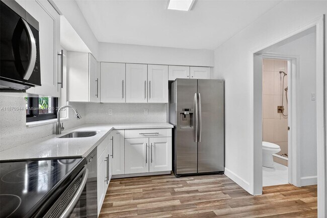 Building Photo - 606 N 28th Ave