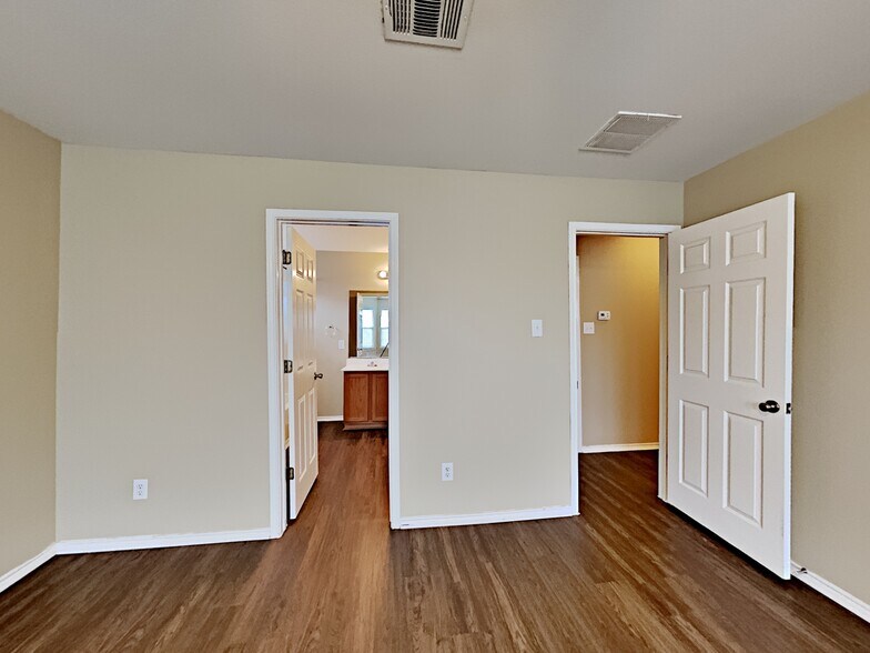 Building Photo - 6907 Macaway Crk