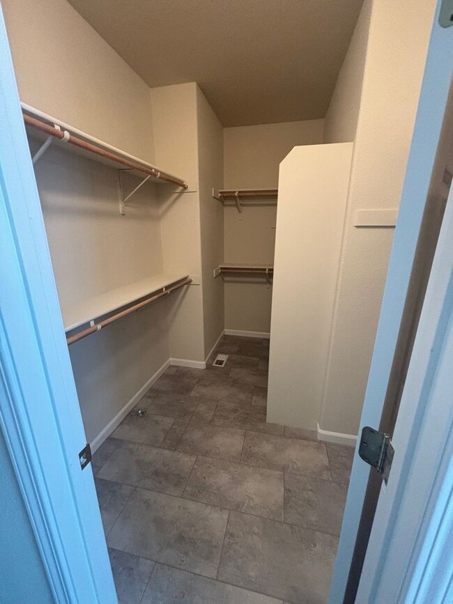 Building Photo - Single level 3 bedroom 2 bathroom home in ...