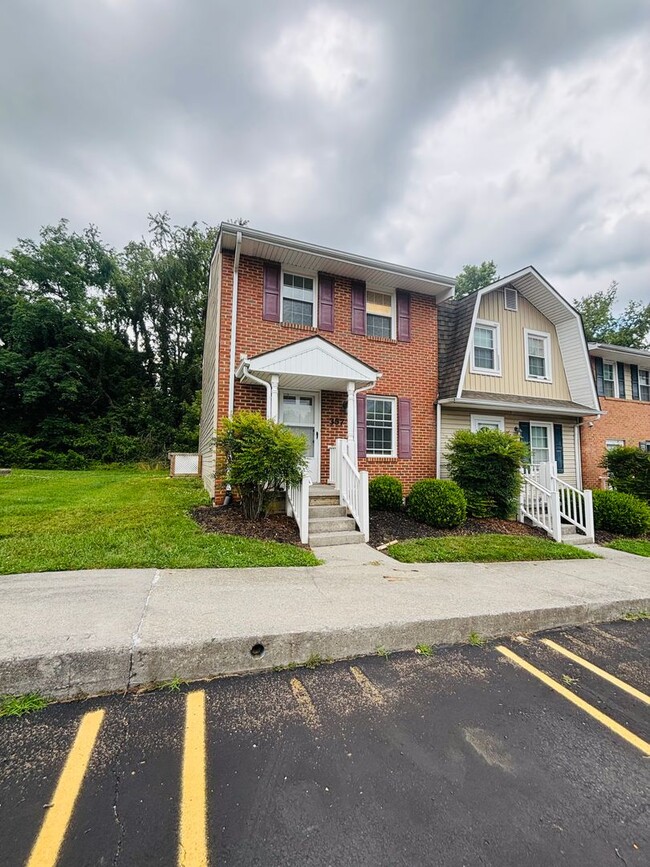Building Photo - 2 Bedroom, 1.5 Bath Townhouse