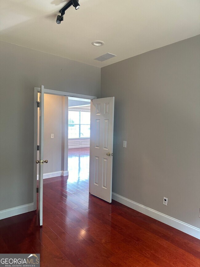 Building Photo - 711 Pine Grove Cir