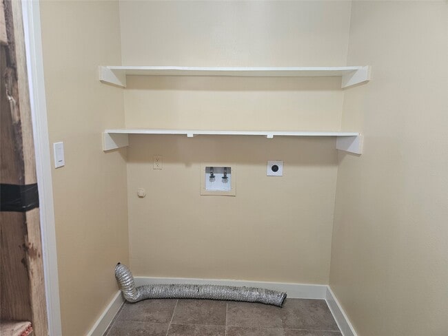 Building Photo - 5853 Village Forest Ct