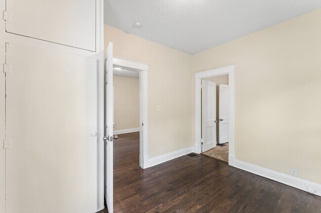 Building Photo - Charming 2-Bedroom Home!