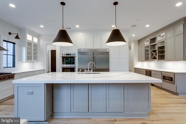 Building Photo - 5615 McLean Dr
