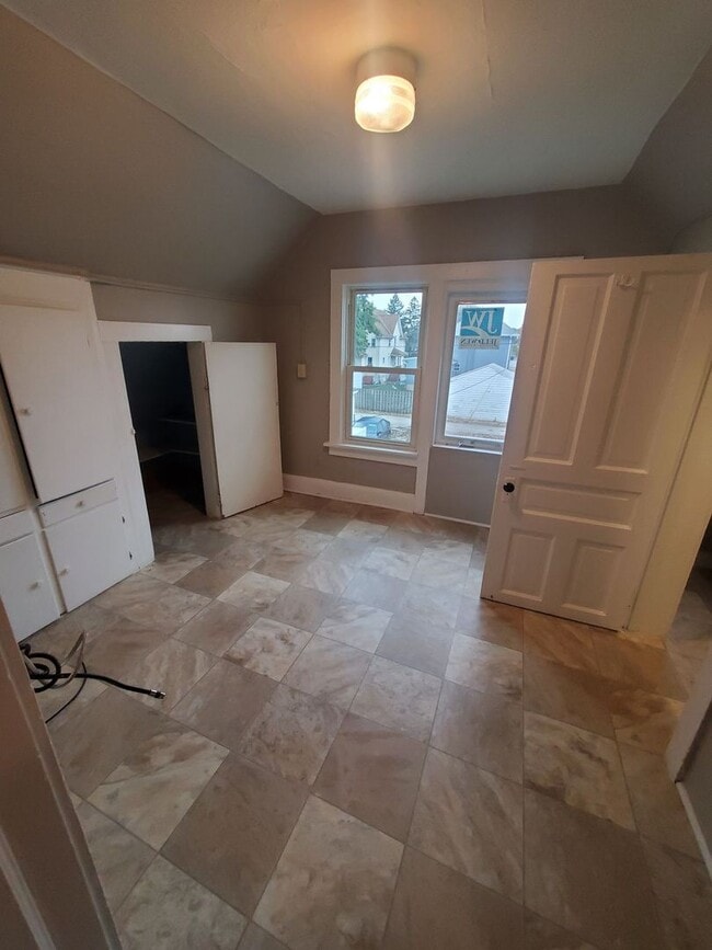 Building Photo - 4 Bedroom single family