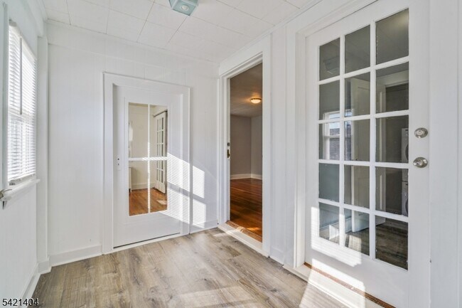 Building Photo - 23 Meeker Pl