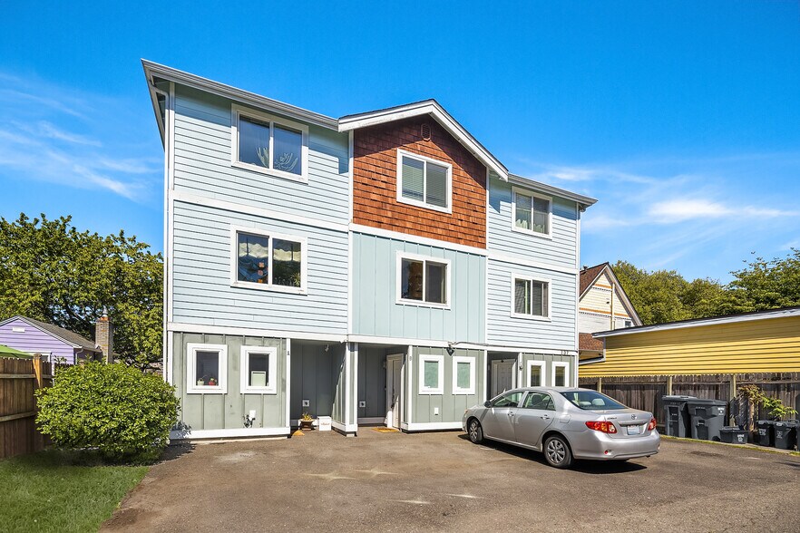Building Photo - 737 S Homer St