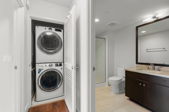 Building Photo - Beautiful Ocean View 2-Bedroom / 2-Bathroo...