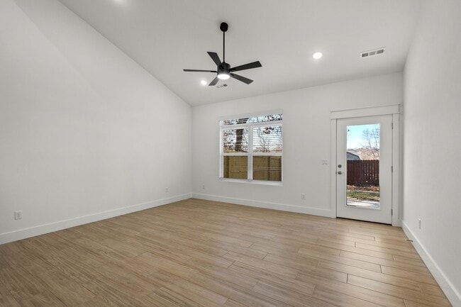 Building Photo - 721 Sun Meadows Loop