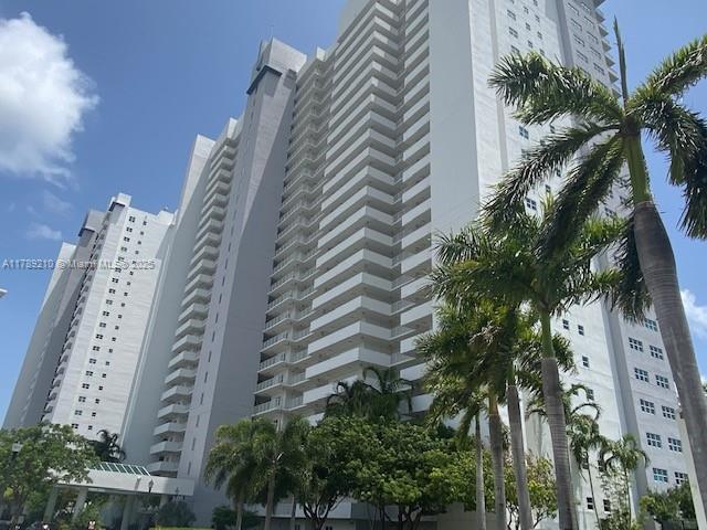 Building Photo - 15051 Royal Oaks Ln