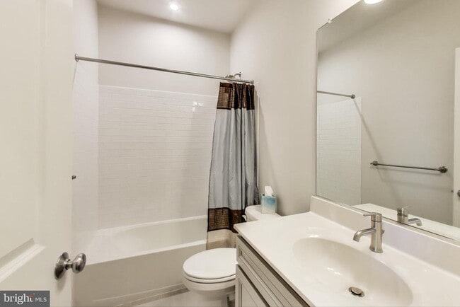 Building Photo - 5004 Oakmoore Dr