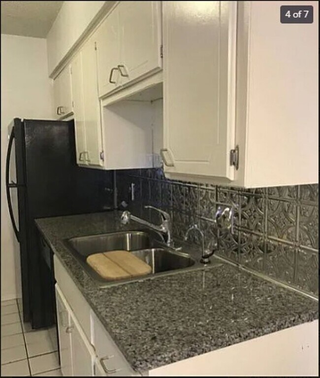 Building Photo - 1-bed, 1-bath apartment with washer and dryer provided