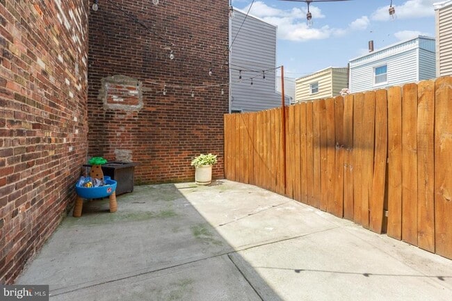 Building Photo - 2208 S 5th St