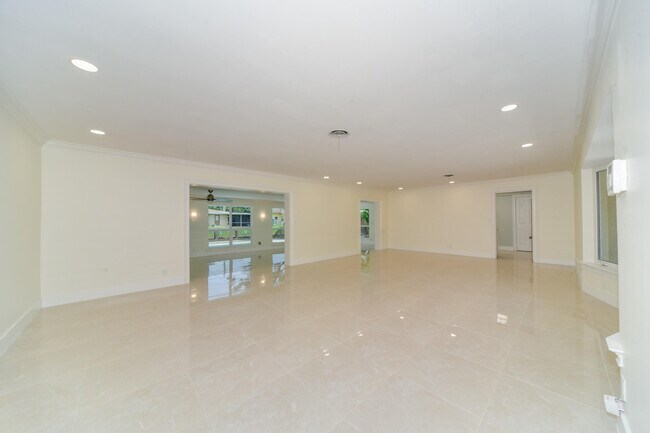 Building Photo - 709 W Royal Palm Rd