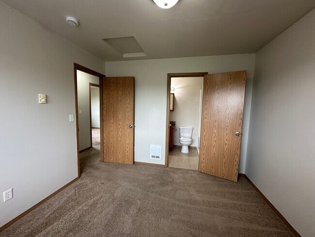 Building Photo - 5752 Legoe Ave