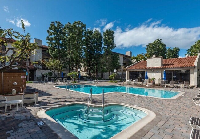 Building Photo - 2Bed/2Bath Corner Condo with Resort Amenities in Playa Del Rey