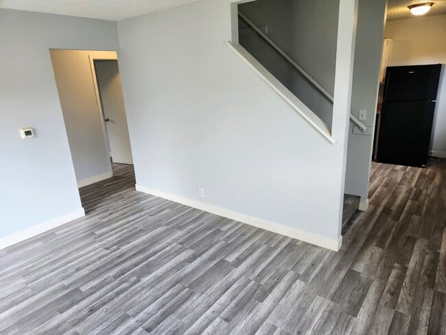 Building Photo - 1627 E Glenwood Dr