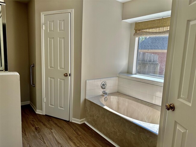 Building Photo - 7114 River Ml Dr