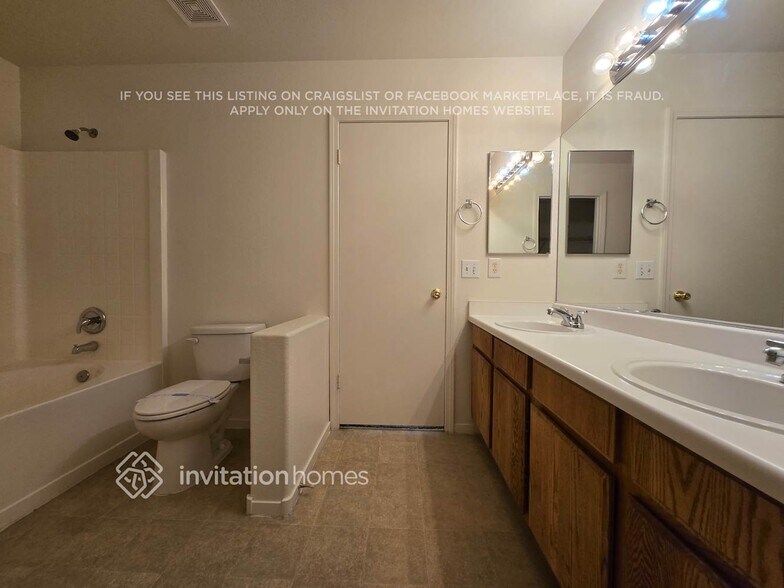 Building Photo - 5912 Trumbull St