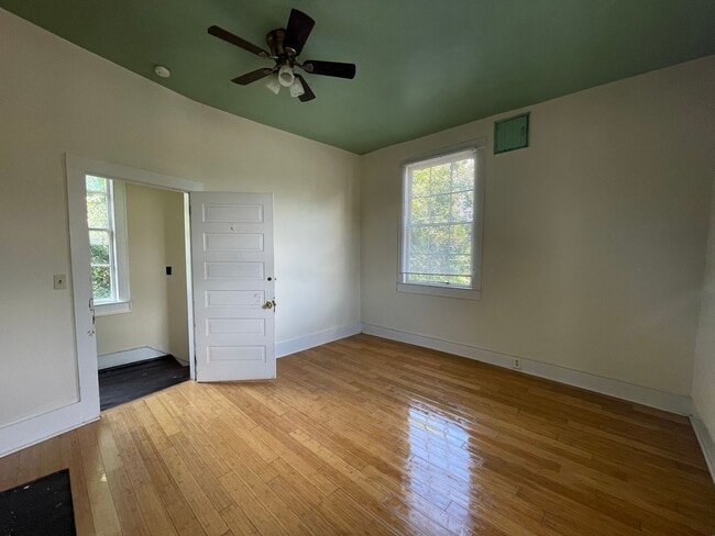 Building Photo - Short Term Lease at $1200/month- Pre-Leasing for Fall at $1900/month [Olympia]