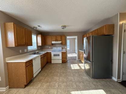 Building Photo - Great 4 Bedroom Home with Bonus Room In Country Club Estates-1112 Westmoreland Dr.