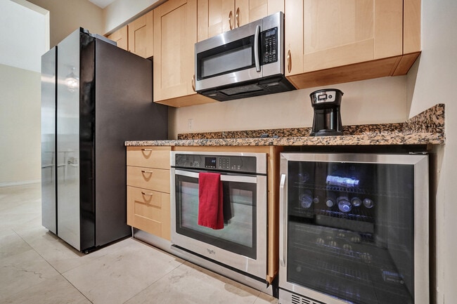 Building Photo - 350 SE 2nd St