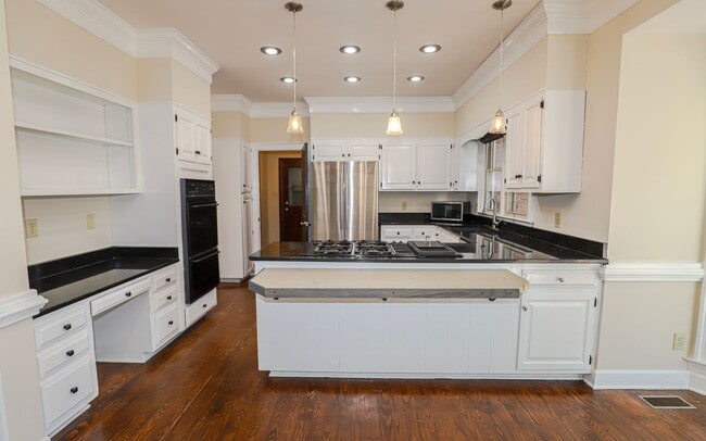 Building Photo - 809 Houndslake Dr