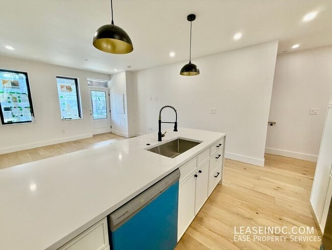 Building Photo - 1812 Independence Ave SE