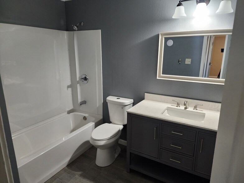 Building Photo - 604 Zoe Cir