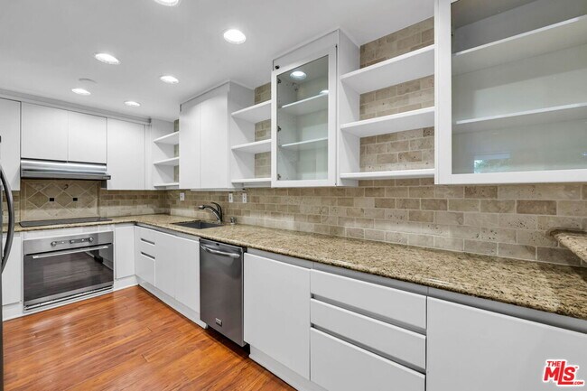 Building Photo - 723 Palisades Beach Rd