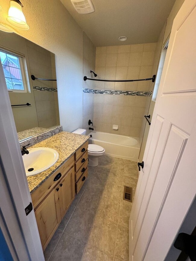 Building Photo - Incredible Townhome