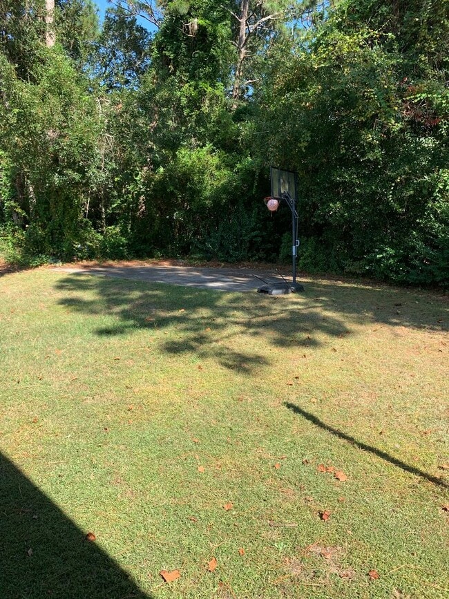 Building Photo - $500 OFF 1ST MONTH'S RENT! 3 Bedroom, 1 Bath house on Hillsdale Drive