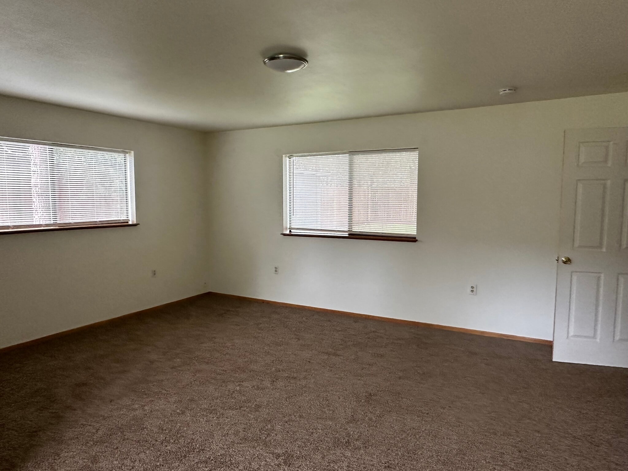 Building Photo - 4290 Lake Shore Dr