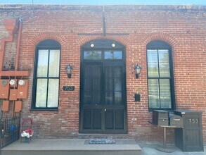Building Photo - Fully Furnished Spacious 2 Bedroom Apartme...