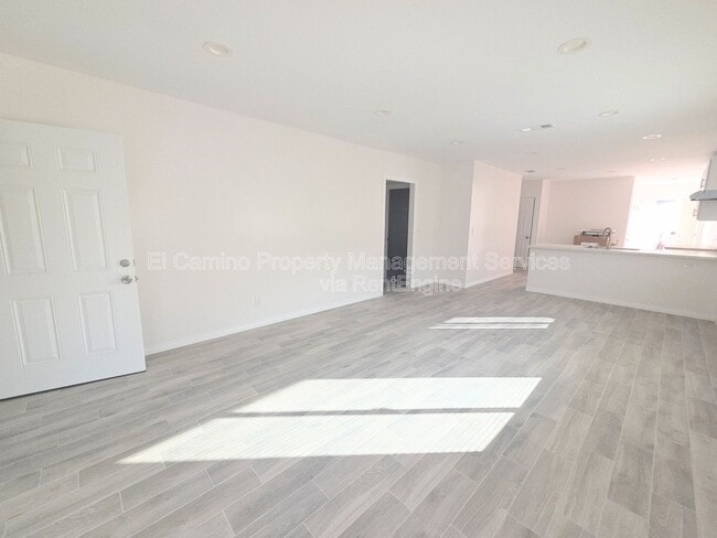 Building Photo - 4064 E 60th St