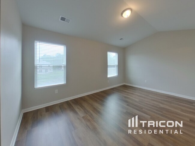 Building Photo - 1261 Paramount Dr