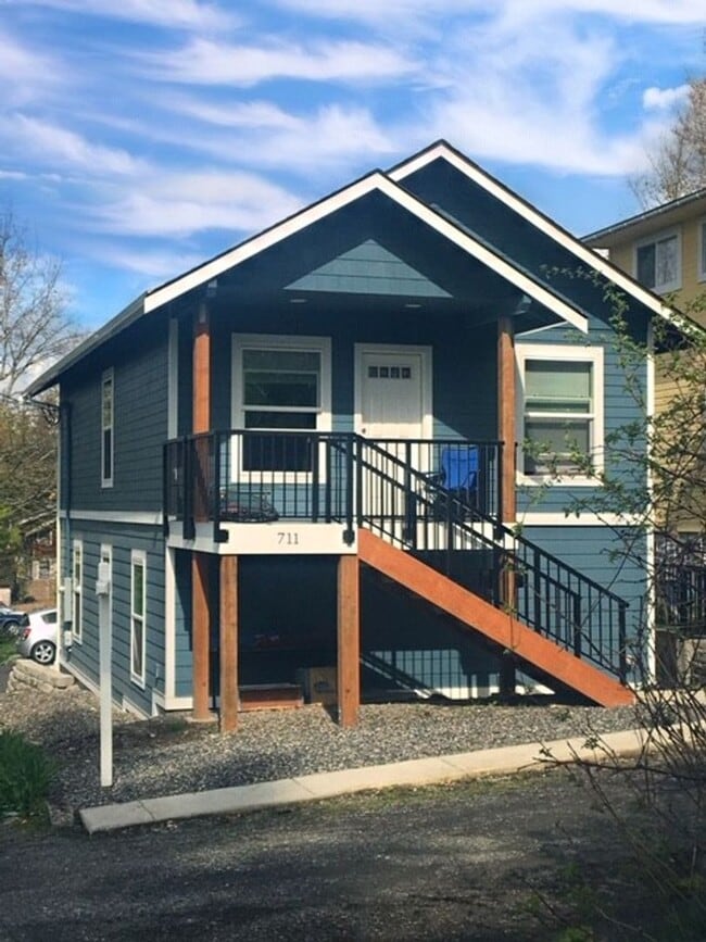 Building Photo - AVAILABLE NOW! 4 bed/2 bath House with Den...