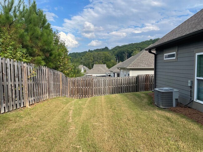 Building Photo - One level home with 2 Car Garage!