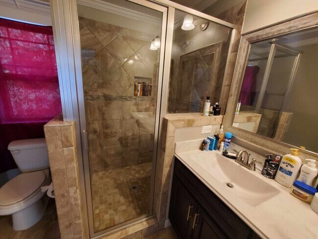 Building Photo - 4 bedroom available for move in August 1st...