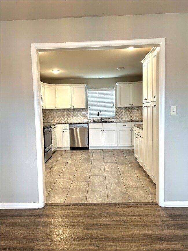 Building Photo - 301 Crestview Dr